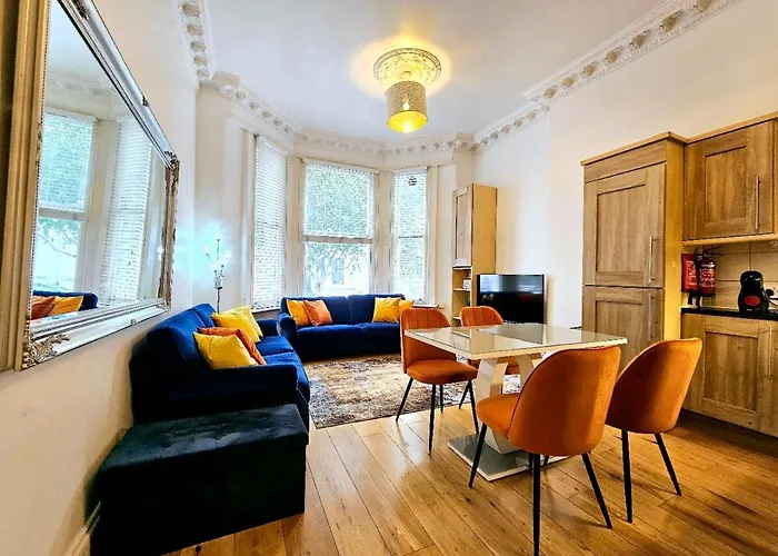 Lovely Ground Floor Home With High Ceiling And A Private Garden By Earl\'S Court Station