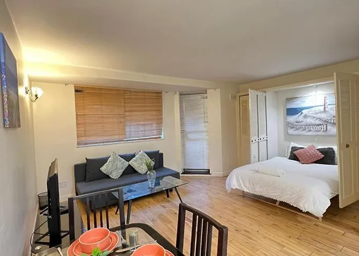 Chelsea Studio Apartment - Sleeps 4 - Near Cromwell Hospital