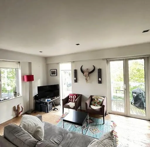 Charming Canal-Side Flat Near Iconic Portobello Rd