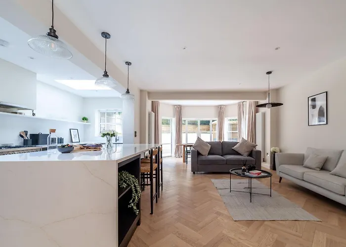 Stunning Rooms Available In Luxury House
