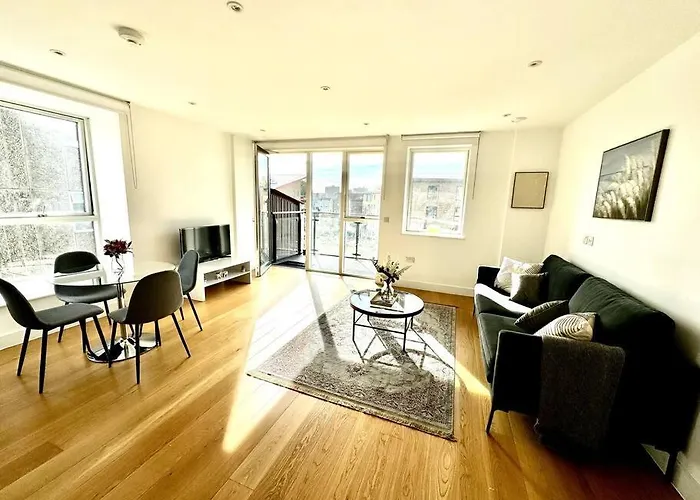 Spacious Maida Vale Flat 2 Bed 2 Bath Private Balcony