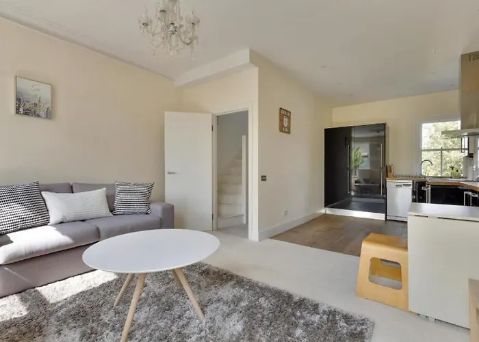 Spacious 2 Bedroom Fulham Queens Club, London
