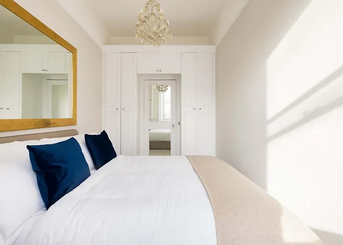 Chic & Sunlit Earls Court Flat