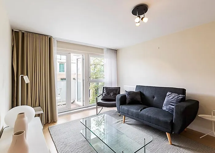 Sunny Belgravia Apartment With A Balcony