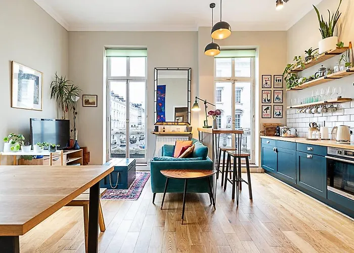 Beautiful Two Bedroom Abode Near Victoria
