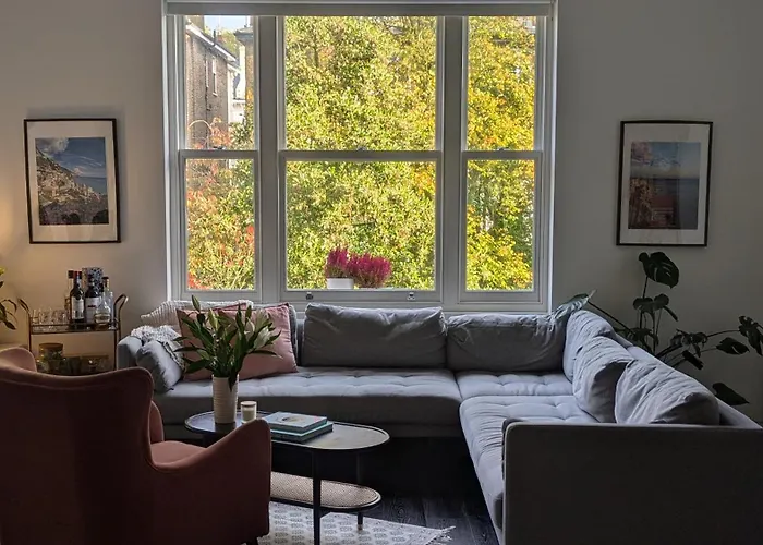 Beautiful 1-Bedroom In Idyllic London Neighborhood