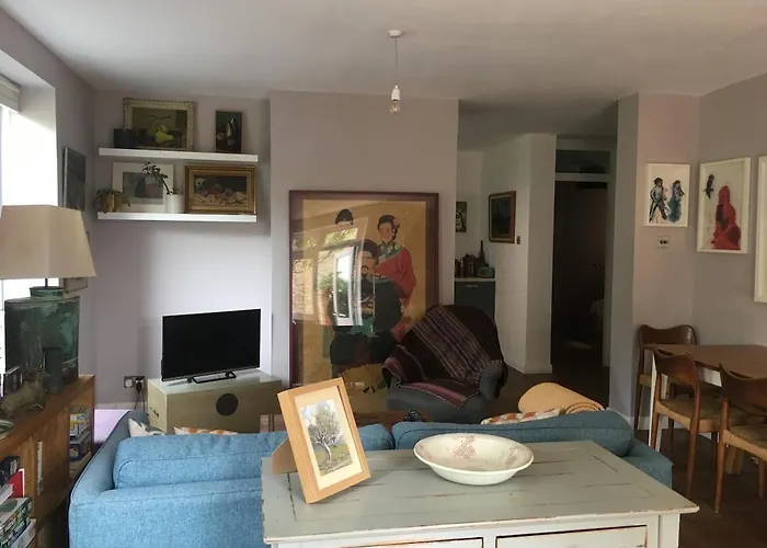 Spacious Stylish Family Flat Victoria Park With A Very Friendly Cat