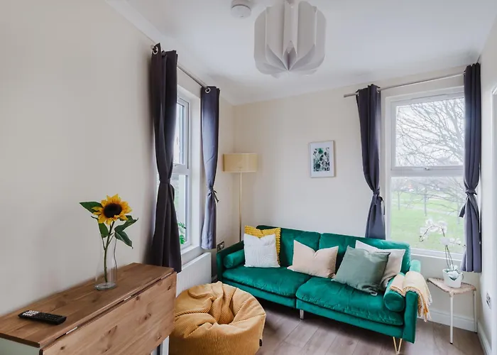 Modern Cosy Corner Flat - 2 Bed Close To 2X Tube Stations