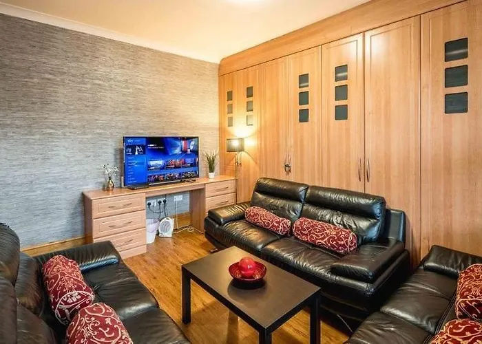 Huge 6 Beds House In Zone 2 London-Mobilerateoffers-Families-Leisure-Parking-Wifi-Pooltable-Netflix-Sleeps15!