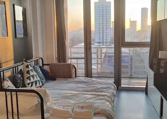 Giogio - Comfortable Stratford Flat With Stunning Views