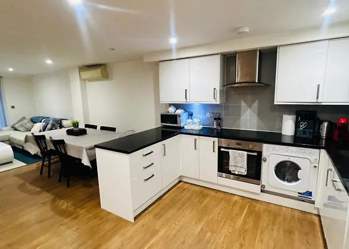 Modern 2 Bed 2 Bath Apartment With Outdoor Space Hyde Park