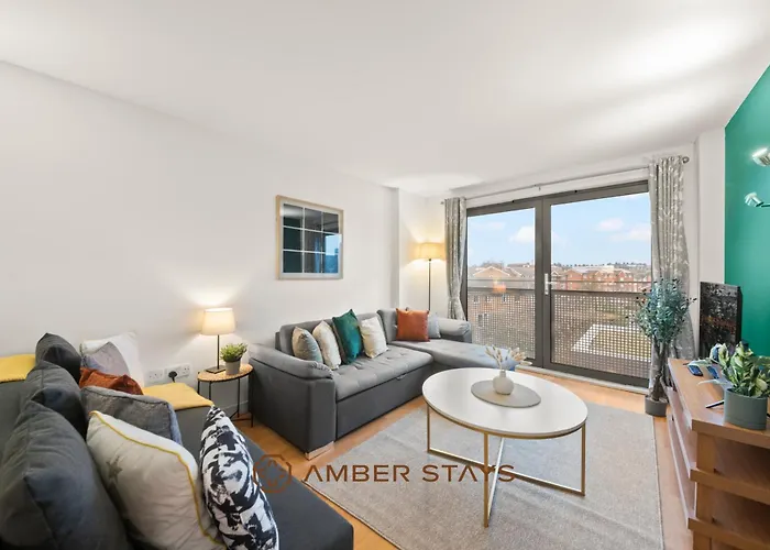 Modern 2 Bed Apartment In Greenwich, Perfect For Business & Contractors With Free Parking