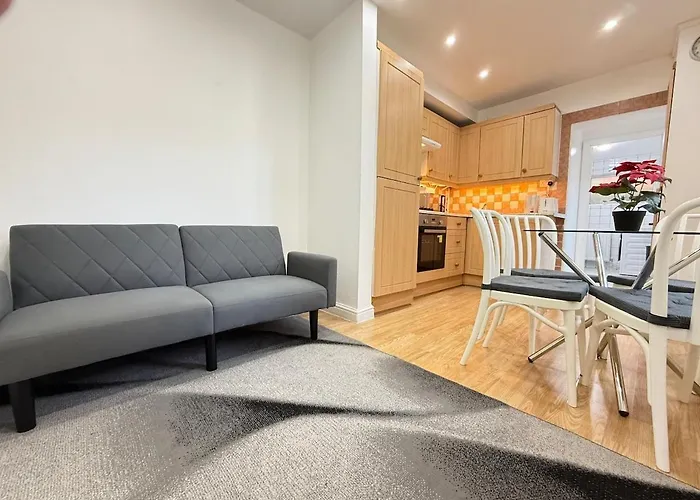 Charming 2-Bed Flat In Elephant