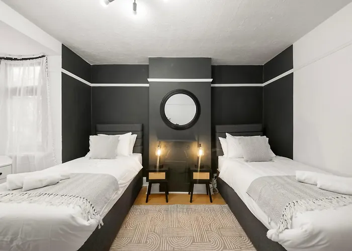 Spacious 4Br, Sleeps 7, Garden, Free Parking
