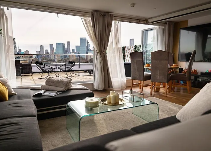 Penthouse - Canary Wharf - 24 Hr Concierge, Gym, Hot Tub, Sauna, Balcony, Terrace