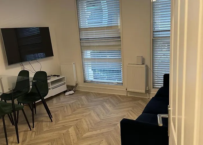 Cosy Modern 2 Bedroom Trafalgar Square Apartment