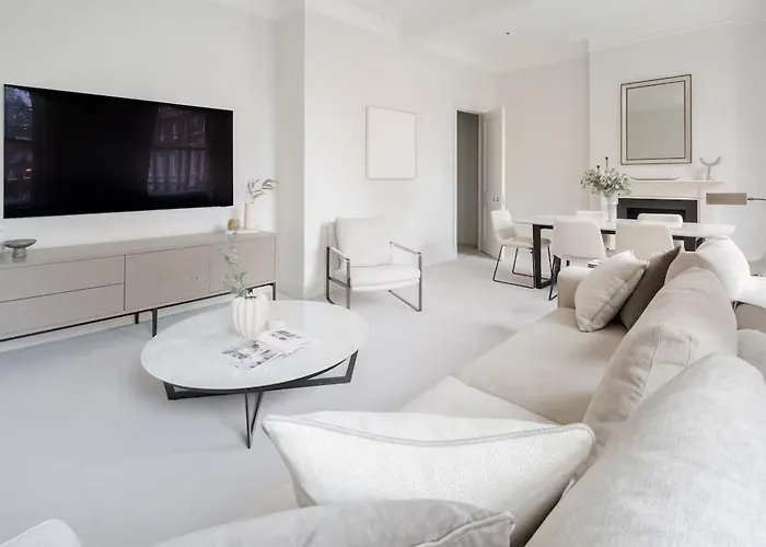Exquisite Single-Level Knightsbridge Flat Wlift