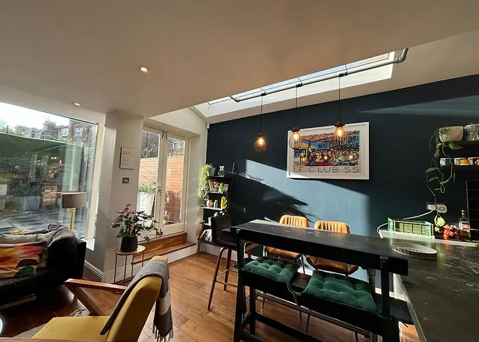 Period-Chic 2Bd Flat With Private Patio