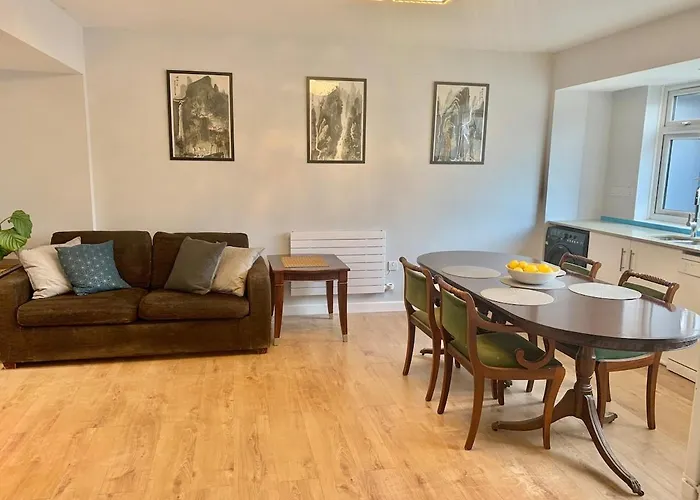 4 Bedroom Flat In Kensington