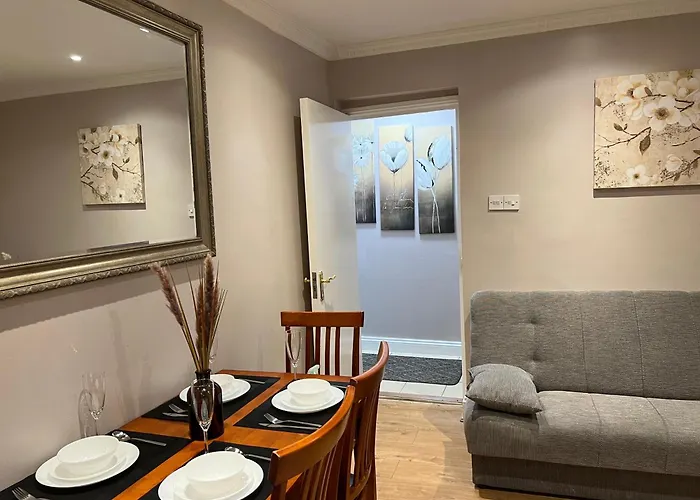 London Property Apartments For Up To 6, Next To Big Ben & London Eye