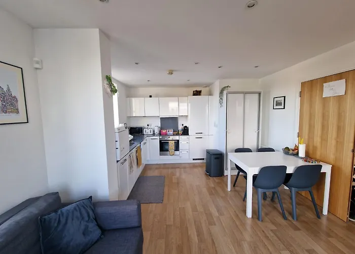1 Bed Flat At Forest Hill Station