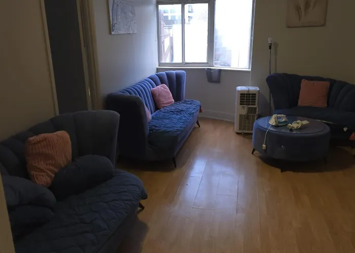 Homey Bedroom Flat Center London