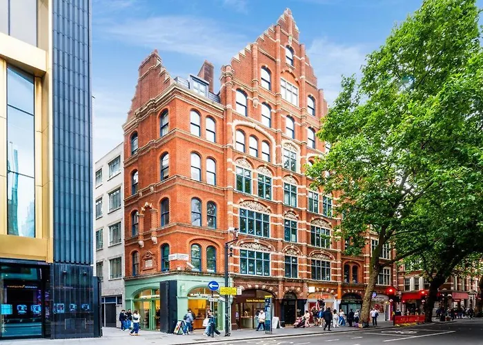 Stylish 2 Bedroom Apartment In The Heart Of Soho Walk To Cafes & Attractions!