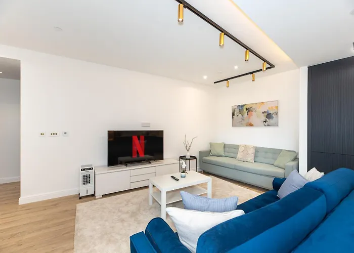 Premium 2-Bedroom Flat With Lift & Private Balcony In Farringdon, London