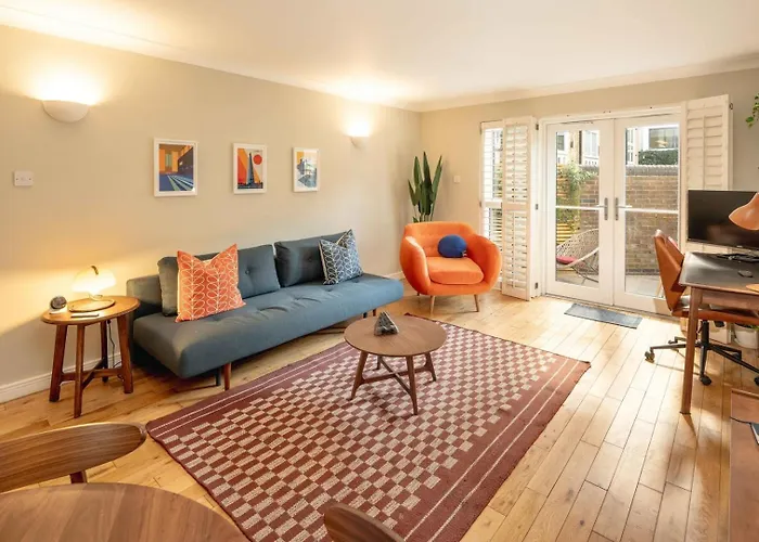 Serene Garden Flat - Steps From Tower Bridge