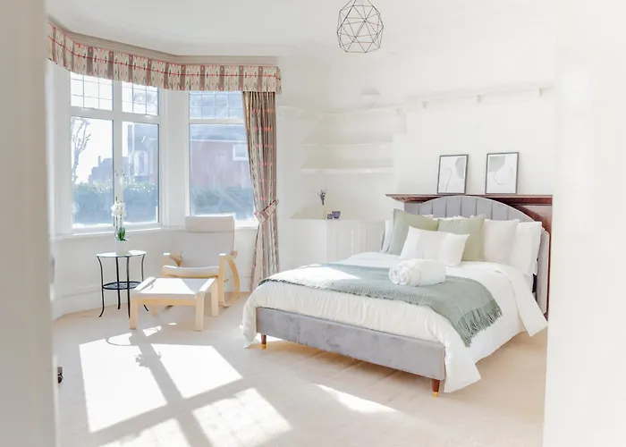 Charming One-Bedroom House With Parking And Garden Views - Ealing