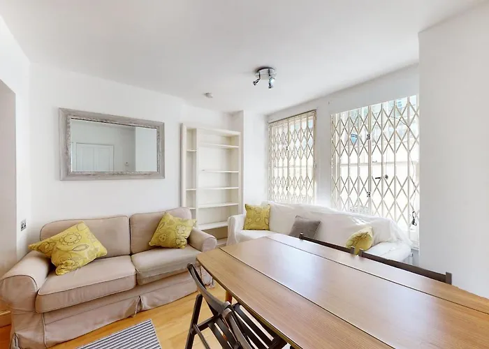 Bright 2-Bed Garden Flat In West Kensington
