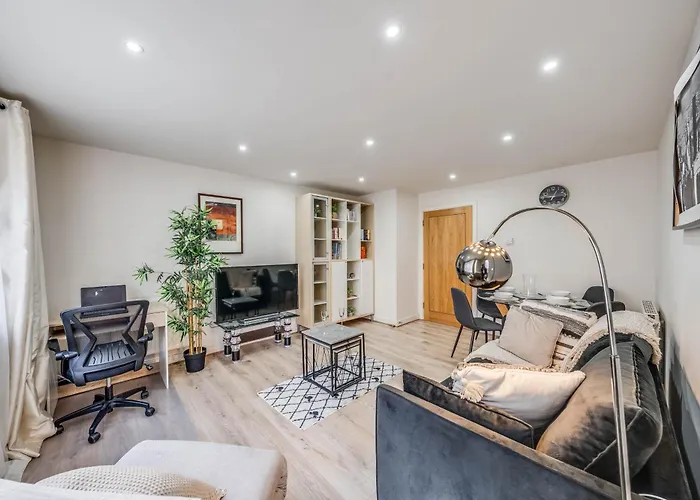 Canary Wharf O2 Excel Flat With Parking & Balcony