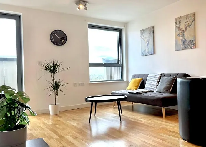 Stylish 2-Bed Flat With Parking