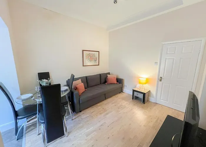 1-Bedroom Flat With Small Garden & Paid Parking In Finsbury Park, Highbury