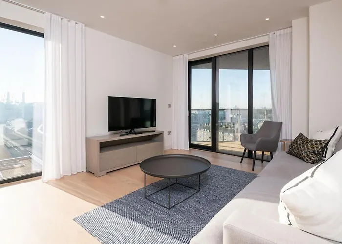 Modern Family Home Close To Victoria Station By Underthedoormat