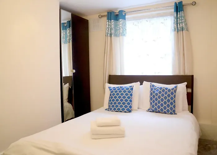 Oyo Home Kings Cross-St Pancras Garden 4 Bedroom