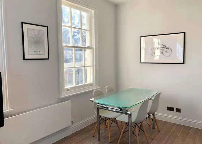 Stylish Maisonette And Studio In Victoria