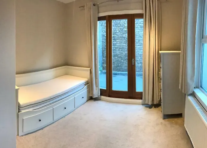 2A Charlwood Place