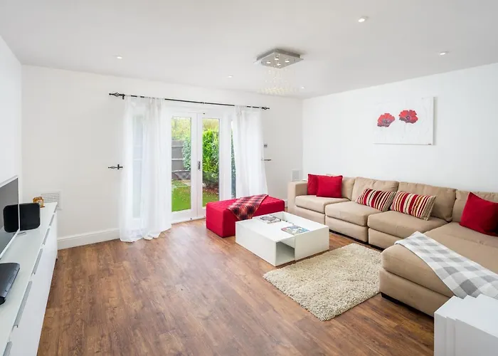 Stunning Flat With Garden In West London