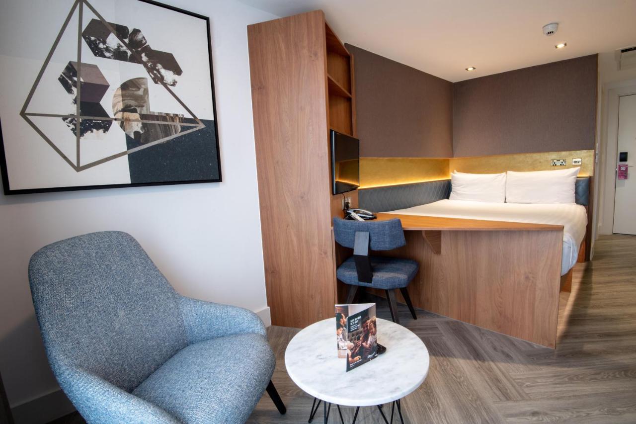 Roomzzz Stratford 4*