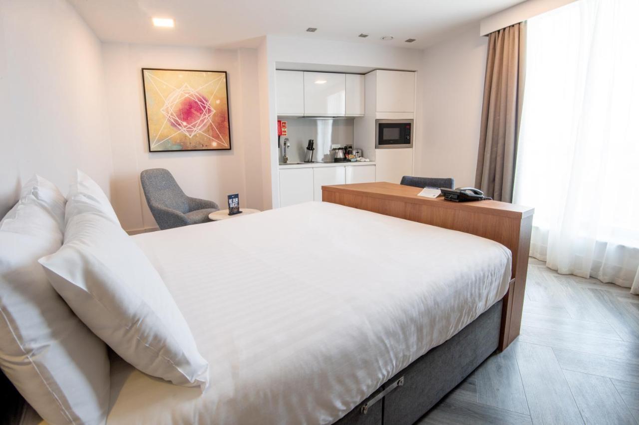 Roomzzz Stratford 4*