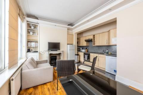 Kensington & Chelsea 2 Bed Zone 1 Aprt London