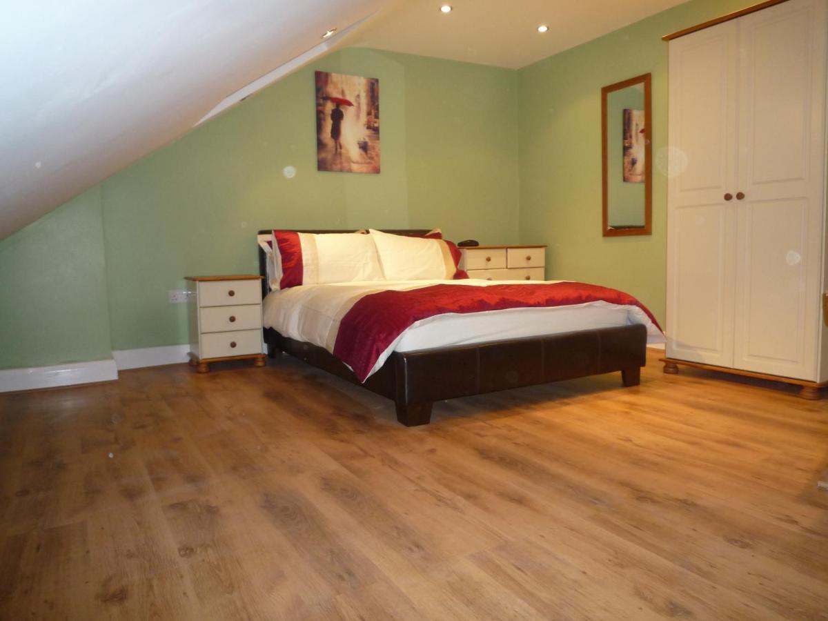 Three Bedroom Flat, Camborne Avenue W13 Londra
