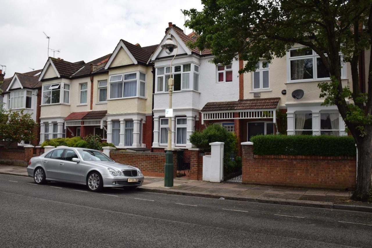 Three Bedroom Flat, Camborne Avenue W13 Casa vacanze Londra