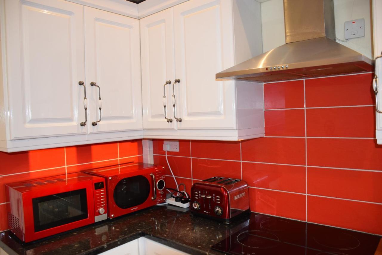 Three Bedroom Flat, Camborne Avenue W13 Vakantiehuis *