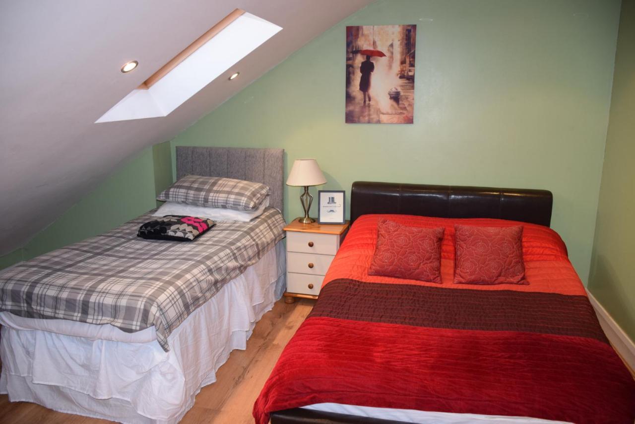 Three Bedroom Flat, Camborne Avenue W13 * Londra