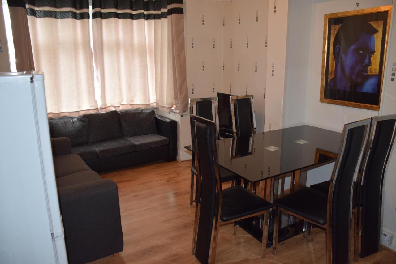 Three Bedroom Flat, Camborne Avenue W13 Londra