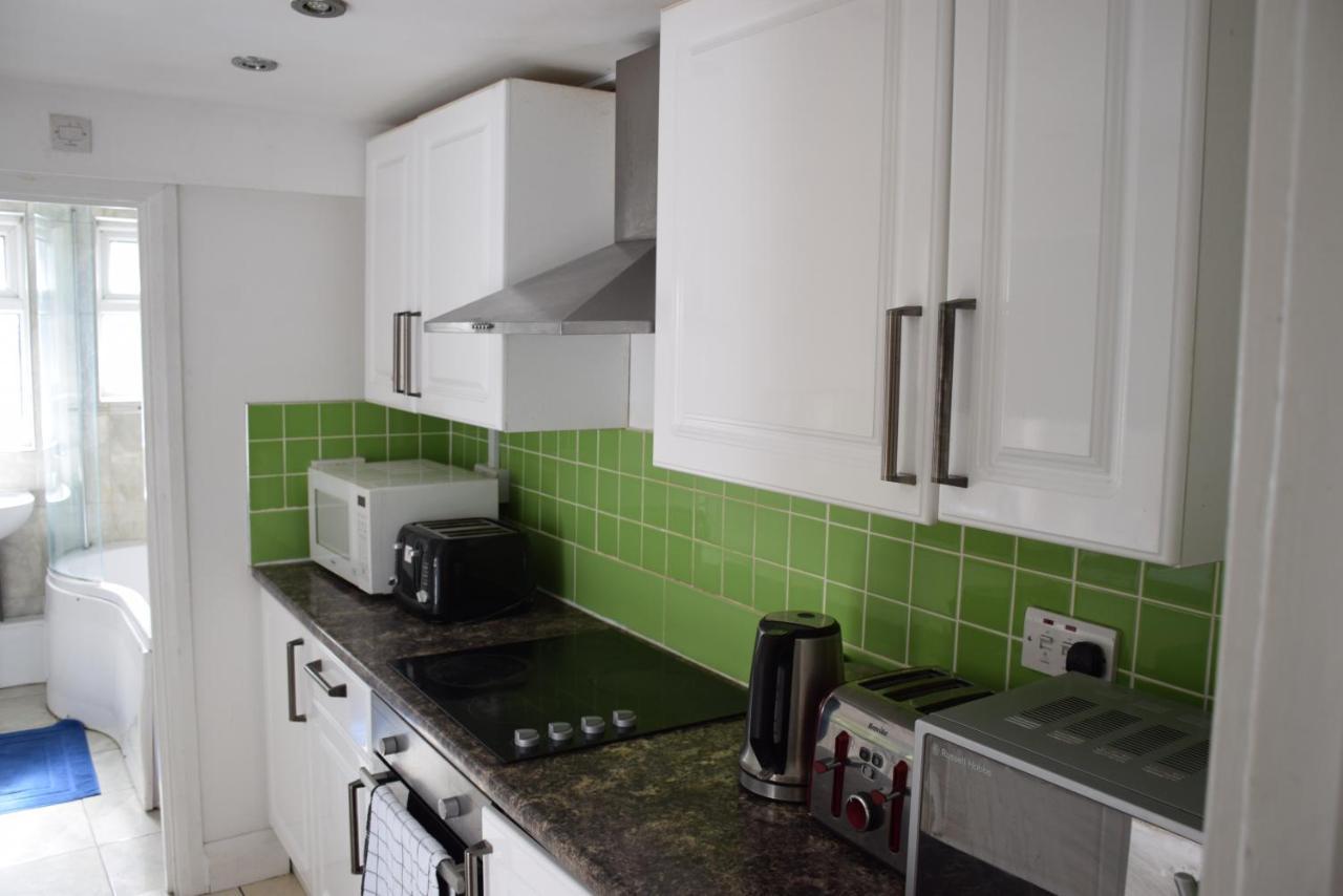 Three Bedroom House Lancaster Road Londen