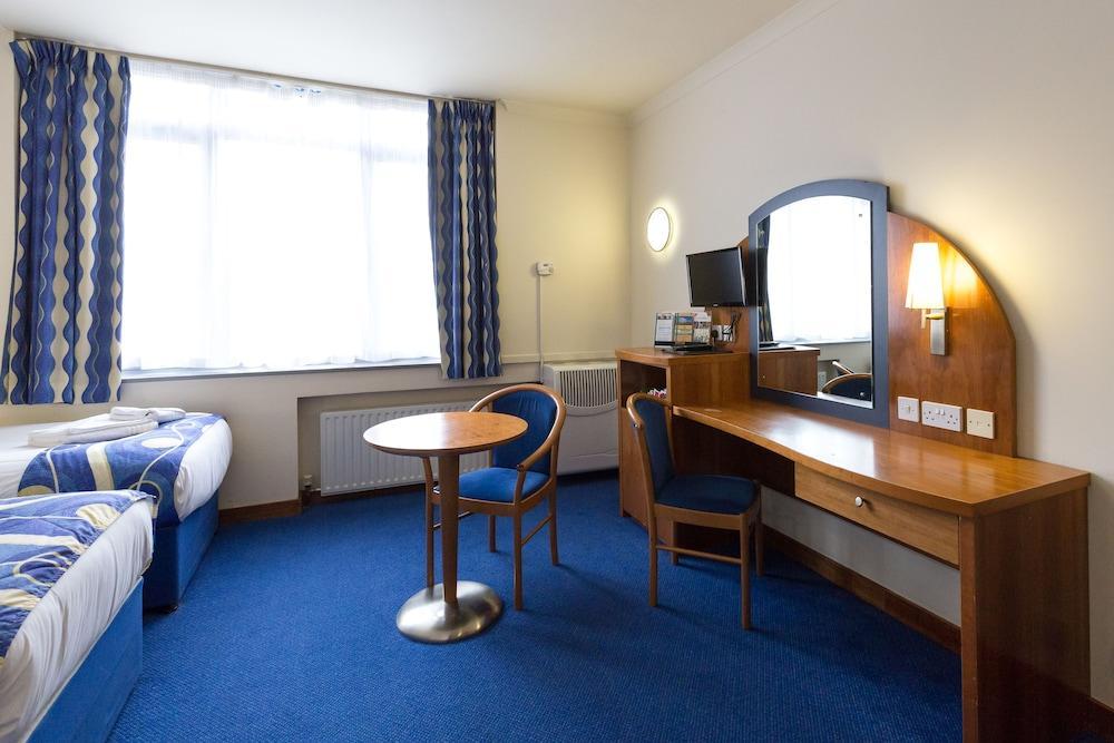 - Wembley International Hotel 3*