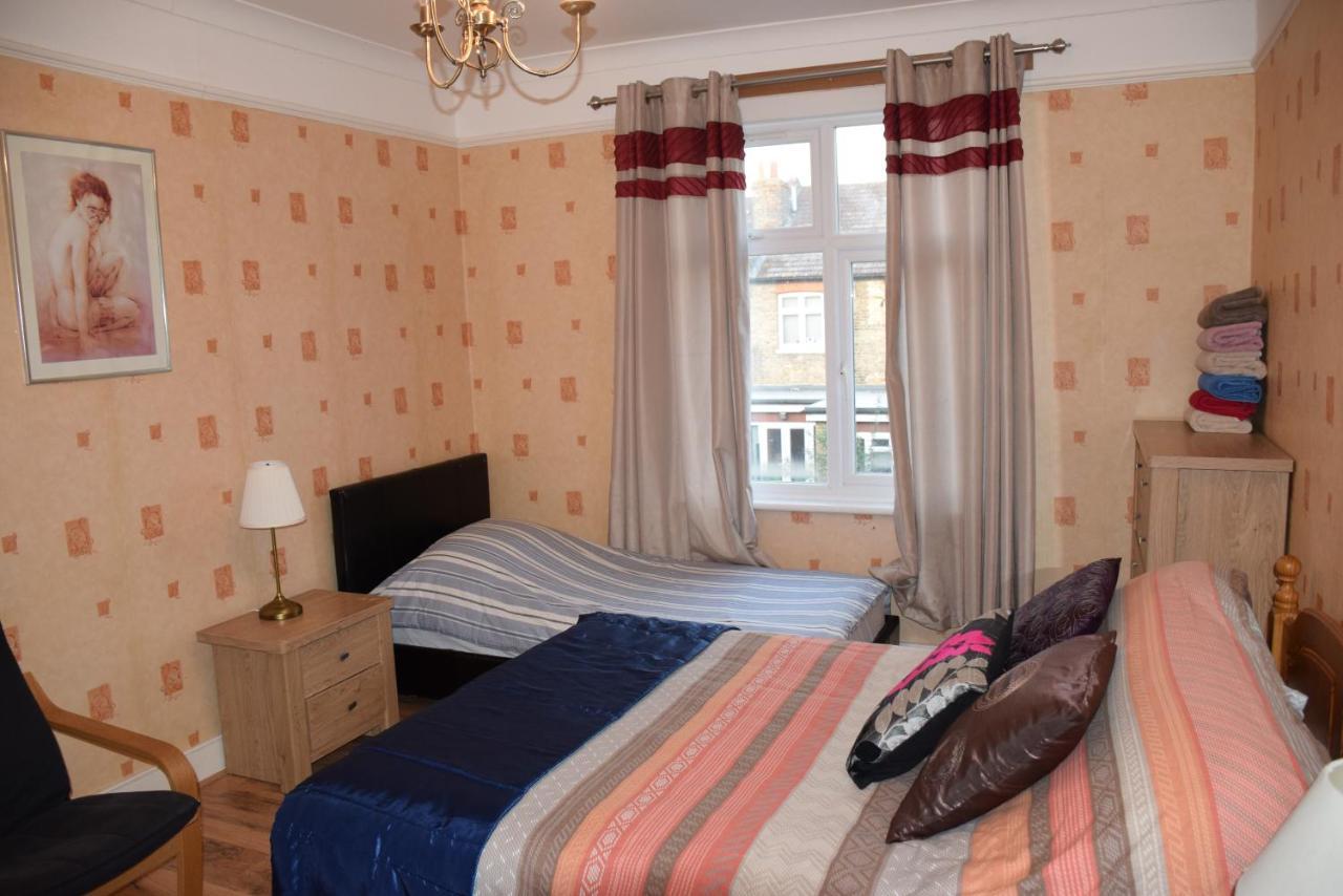 Vakantiehuis Three Bedroom Flat, Camborne Avenue W13 *
